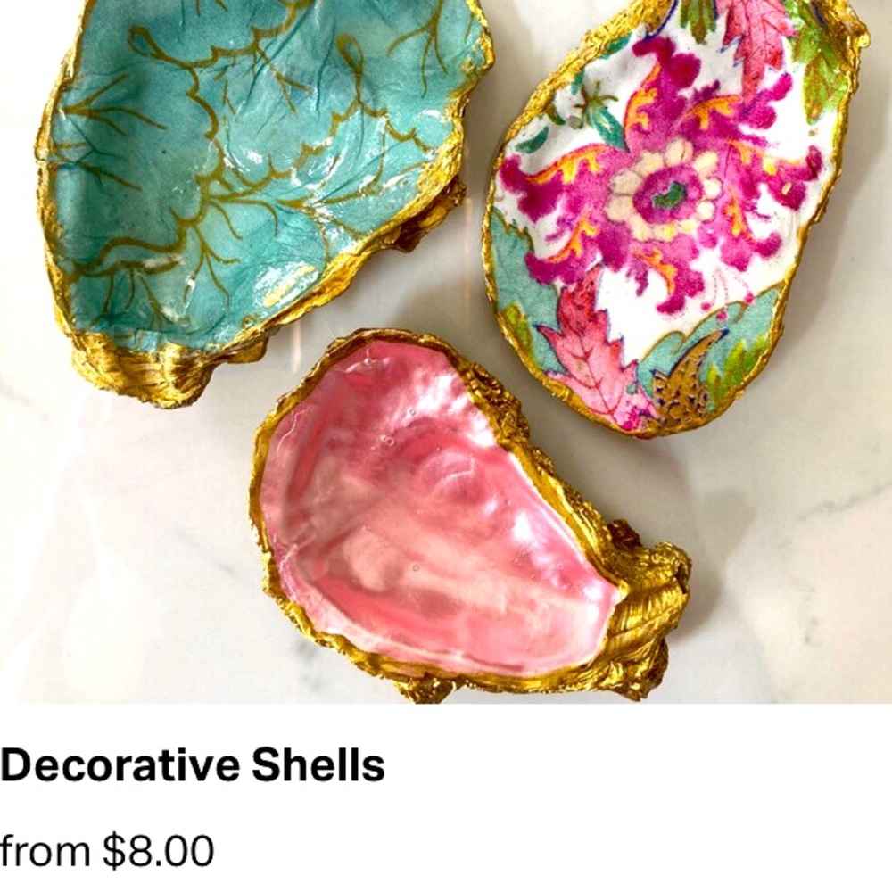 Decorative shells in different colors/design.